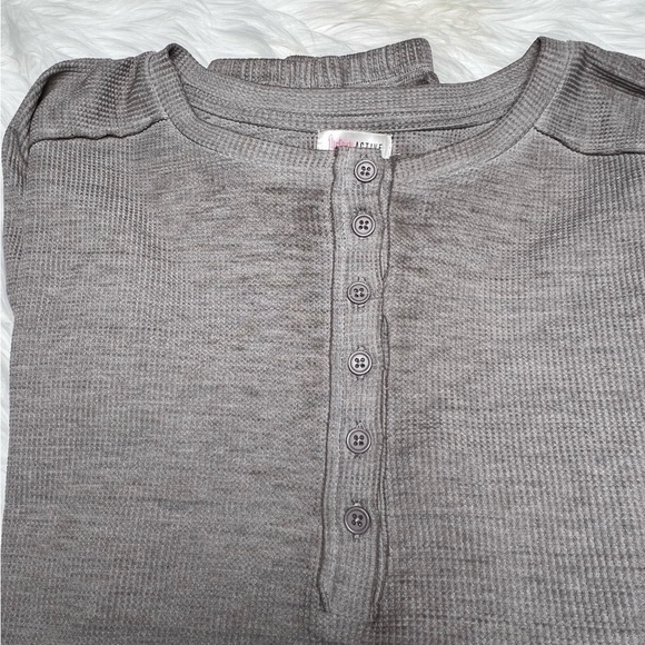 𝅺FLIRTUDE Active long sleeve crop stop with front buttons. NWT - Picture 2 of 5